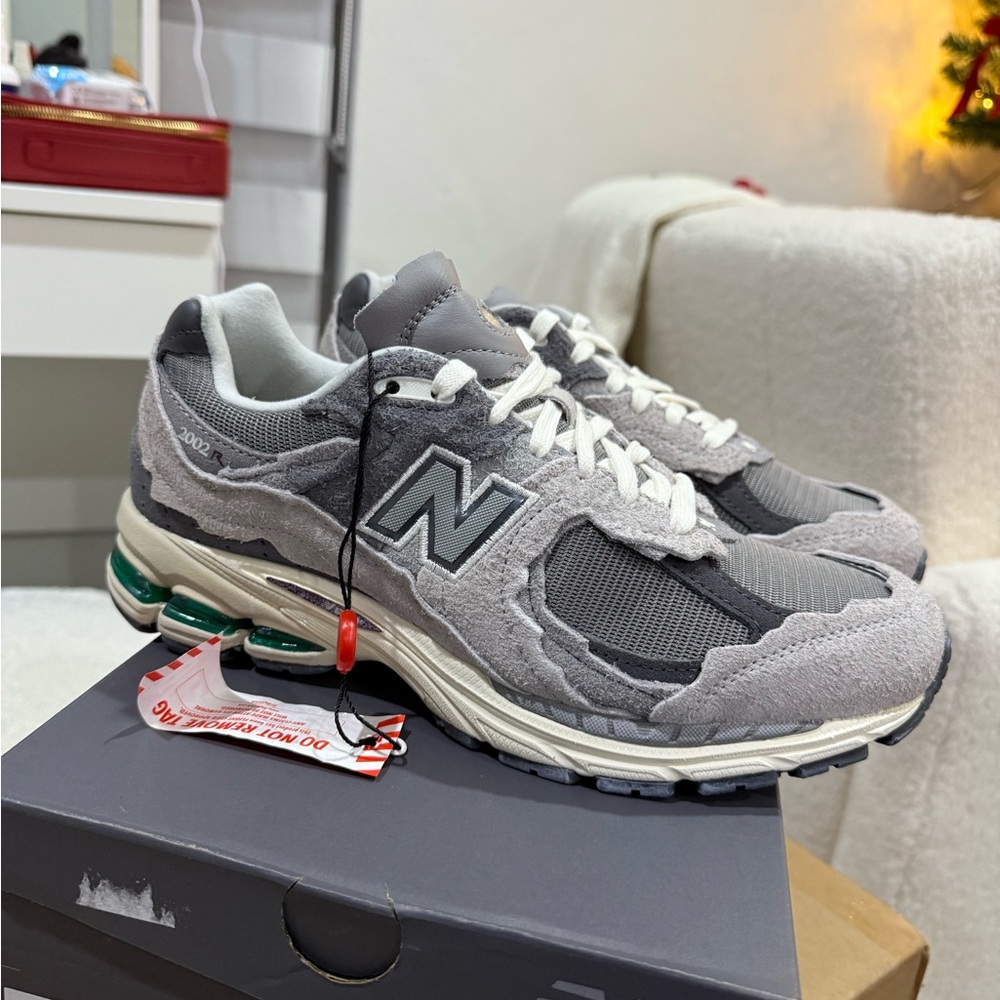 New Balance 2002R Grey – Men’s 7.5 / Women’s 9 – Original Box